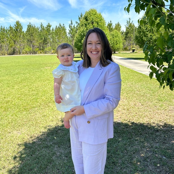 Hi friends! I’m Caitlin. - Picture 1 of 1